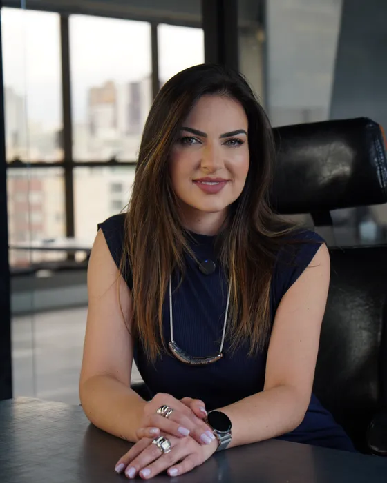Liana Antunes em atendimento a clientes