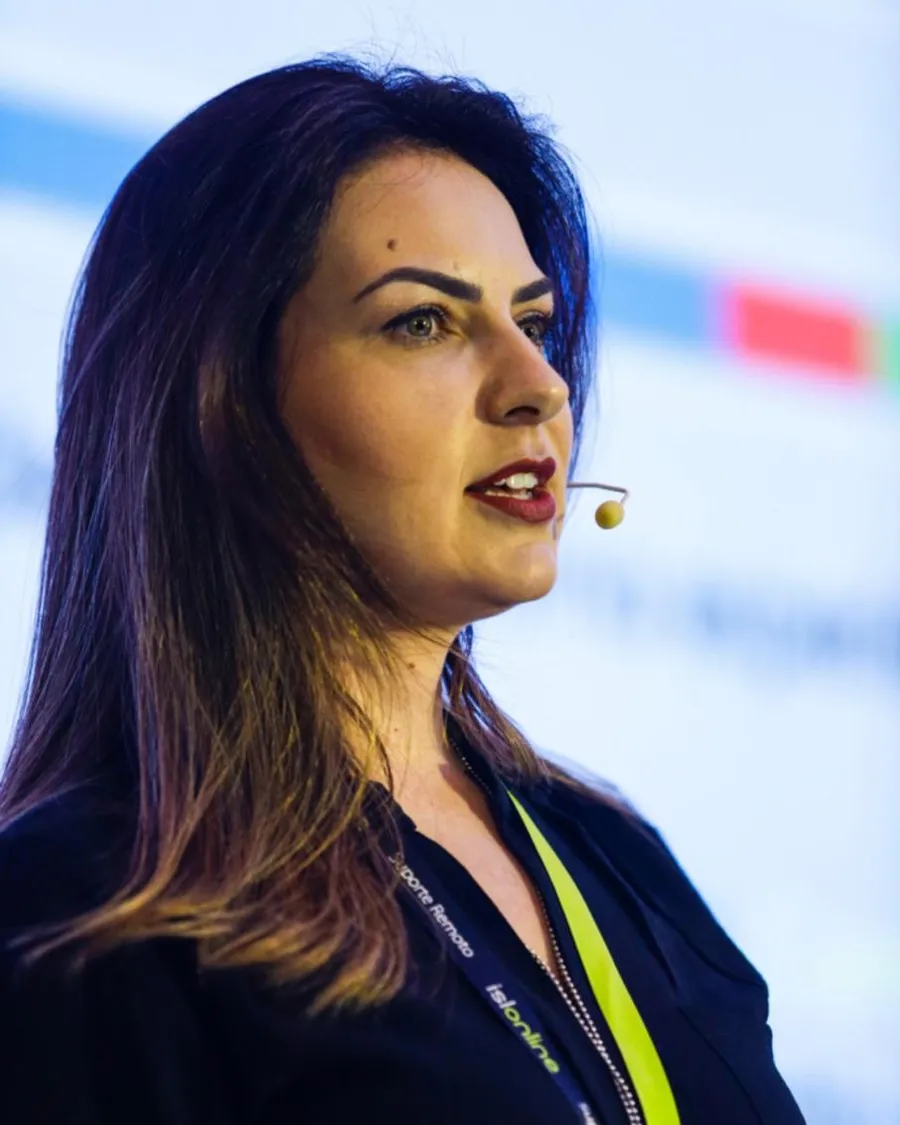 Liana Antunes durante palestra sobre experiência do cliente