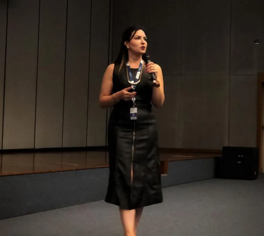 Liana Antunes palestrando sobre fidelização e hospitalidade