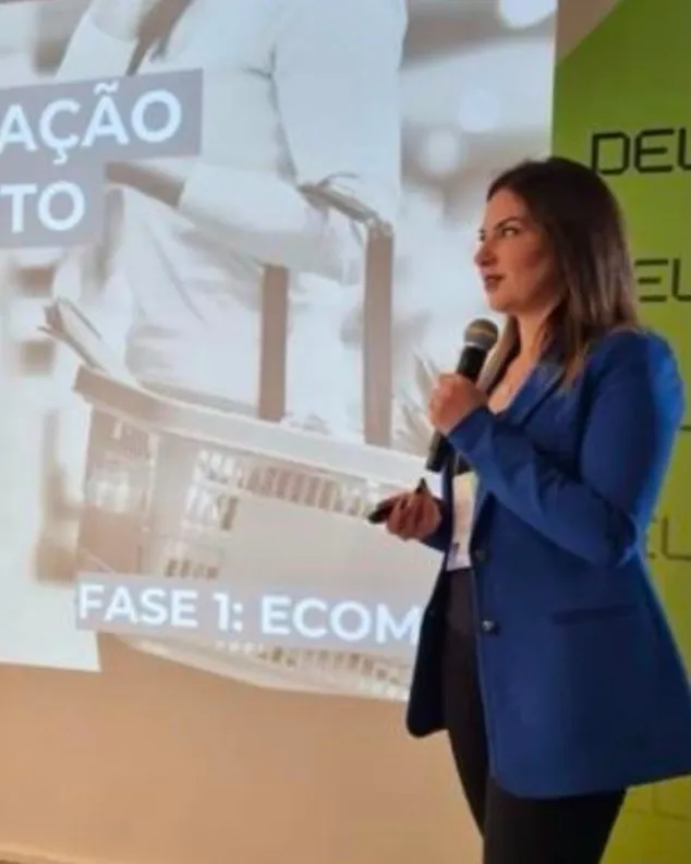 Liana Antunes palestrando sobre unificação do atendimento tech em projeto para o Carrefour