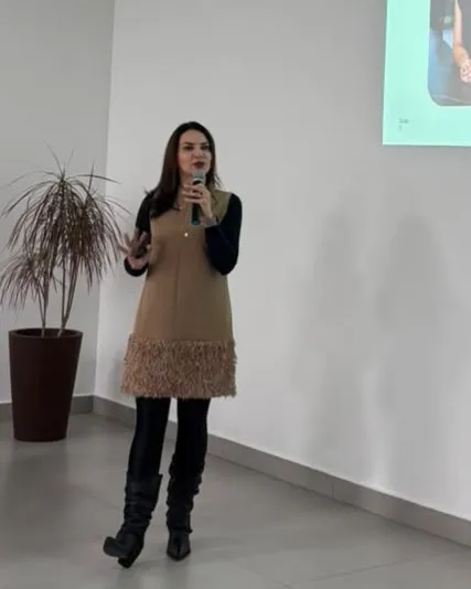 Liana Antunes se apresentando em palestra sobre vinte anos de experiência do cliente