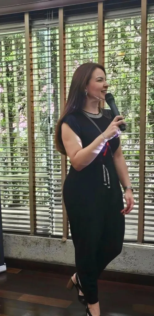 Liana Antunes palestrando com microfone de lapela
